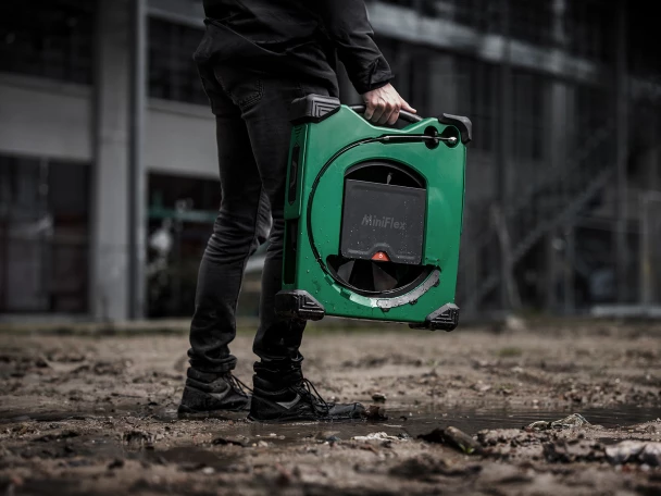 Man met een draagbare Miniflex in zijn hand